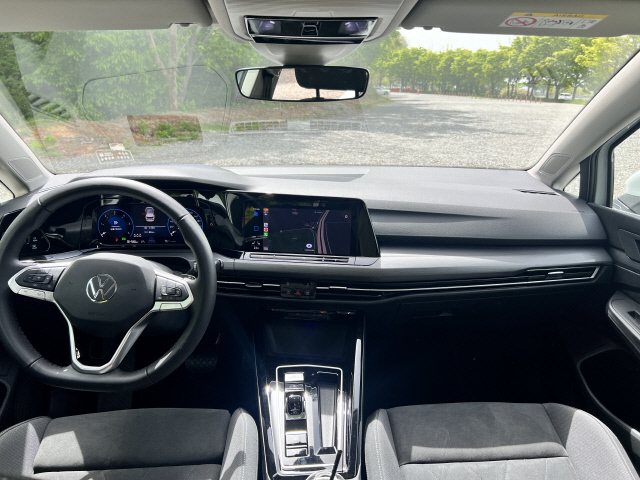 폭스바겐 골프 TDI 실내 모습. 1열은 운전자를 향해 있는 센터 디스플레이와 한눈에 알아보기 쉽게 단순하게 구성된 점이 눈에 띈다.